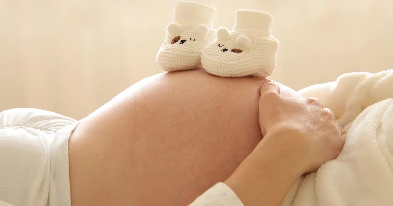 La combinaison gagnante : chaussettes épaisses et spray assouplissant