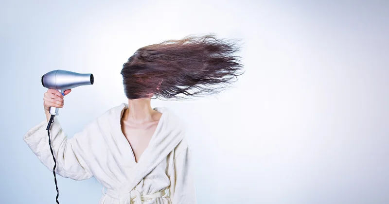 Le sèche-cheveux : la méthode rapide qui demande de la discipline